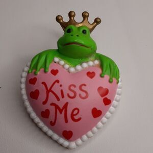 Vtg 1980s Fun World Plastic Frog Prince Kiss Me Valentine's Day Heart Brooch Pin